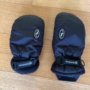 Grandoe black mittens. Boys or girls (youth) large.